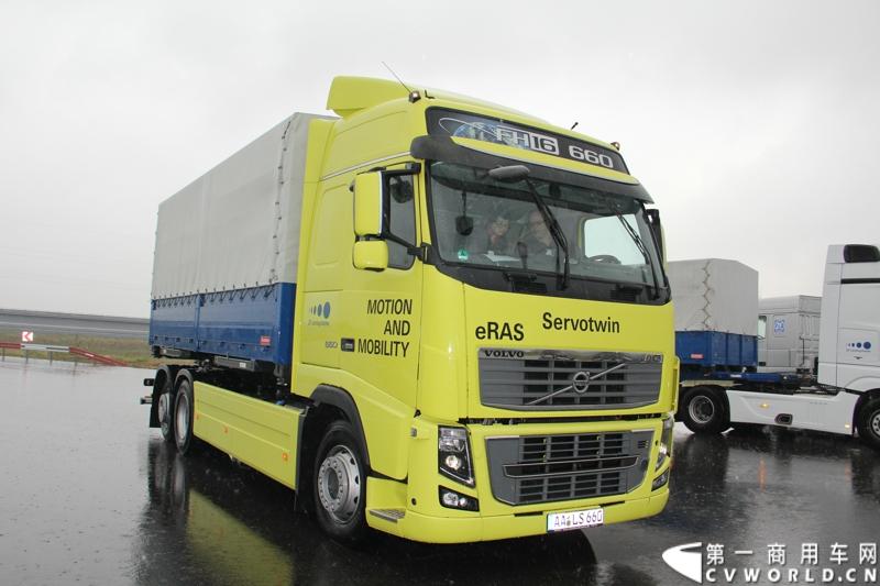 随着汉诺威商用车展的临近，采埃孚公司（ZF）近日在德国亚琛市举行了一场别开生面的新产品试乘试驾活动。在这次活动上，采埃孚向各国媒体展示了最新的商用车传动技术和产品，以及面向未来的前瞻性科技成果。这些成果与结晶，也将在9月份举行的汉诺威车展上展出。图为搭载ZF Servotwin电动液压助力转向系统的测试车辆。