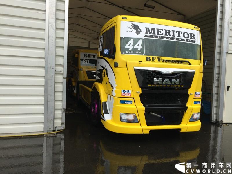 随着汉诺威商用车展的临近，采埃孚公司（ZF）近日在德国亚琛市举行了一场别开生面的新产品试乘试驾活动。在这次活动上，采埃孚向各国媒体展示了最新的商用车传动技术和产品，以及面向未来的前瞻性科技成果。这些成果与结晶，也将在9月份举行的汉诺威车展上展出。图为搭载ZF变速箱的MAN赛车。