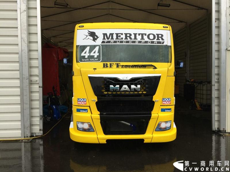 随着汉诺威商用车展的临近，采埃孚公司（ZF）近日在德国亚琛市举行了一场别开生面的新产品试乘试驾活动。在这次活动上，采埃孚向各国媒体展示了最新的商用车传动技术和产品，以及面向未来的前瞻性科技成果。这些成果与结晶，也将在9月份举行的汉诺威车展上展出。图为搭载ZF变速箱的MAN赛车。
