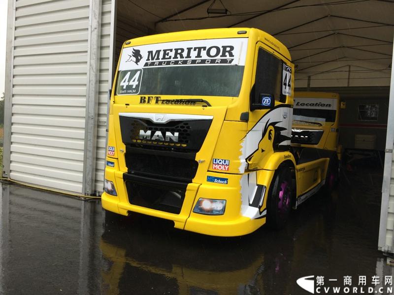 随着汉诺威商用车展的临近，采埃孚公司（ZF）近日在德国亚琛市举行了一场别开生面的新产品试乘试驾活动。在这次活动上，采埃孚向各国媒体展示了最新的商用车传动技术和产品，以及面向未来的前瞻性科技成果。这些成果与结晶，也将在9月份举行的汉诺威车展上展出。图为搭载ZF变速箱的MAN赛车。