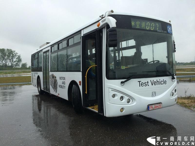 随着汉诺威商用车展的临近，采埃孚公司（ZF）近日在德国亚琛市举行了一场别开生面的新产品试乘试驾活动。在这次活动上，采埃孚向各国媒体展示了最新的商用车传动技术和产品，以及面向未来的前瞻性科技成果。这些成果与结晶，也将在9月份举行的汉诺威车展上展出。图为搭载ZF并联式混合动力系统的上海申沃新能源客车。