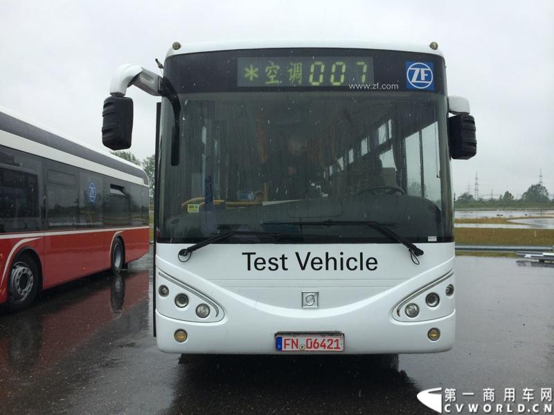随着汉诺威商用车展的临近，采埃孚公司（ZF）近日在德国亚琛市举行了一场别开生面的新产品试乘试驾活动。在这次活动上，采埃孚向各国媒体展示了最新的商用车传动技术和产品，以及面向未来的前瞻性科技成果。这些成果与结晶，也将在9月份举行的汉诺威车展上展出。图为搭载ZF并联式混合动力系统的上海申沃新能源客车。