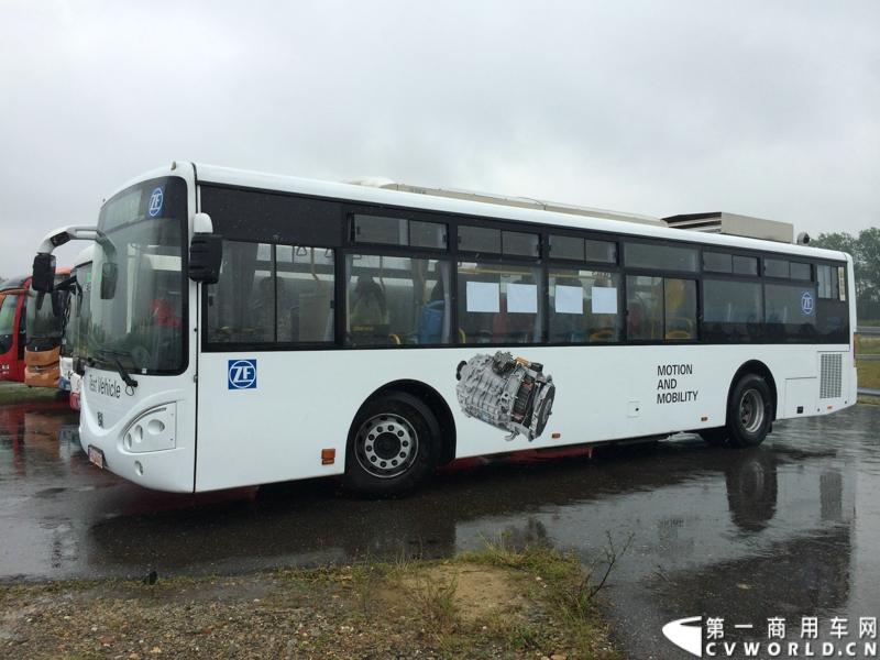 随着汉诺威商用车展的临近，采埃孚公司（ZF）近日在德国亚琛市举行了一场别开生面的新产品试乘试驾活动。在这次活动上，采埃孚向各国媒体展示了最新的商用车传动技术和产品，以及面向未来的前瞻性科技成果。这些成果与结晶，也将在9月份举行的汉诺威车展上展出。图为搭载ZF并联式混合动力系统的上海申沃新能源客车。