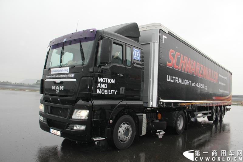 随着汉诺威商用车展的临近，采埃孚公司（ZF）近日在德国亚琛市举行了一场别开生面的新产品试乘试驾活动。在这次活动上，采埃孚向各国媒体展示了最新的商用车传动技术和产品，以及面向未来的前瞻性科技成果。这些成果与结晶，也将在9月份举行的汉诺威车展上展出。图为搭载ZF前独立悬挂的MAN重卡。