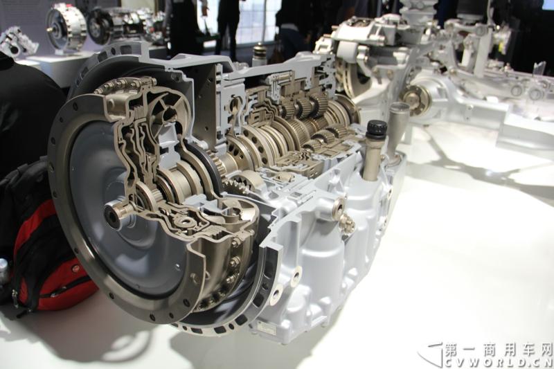 随着汉诺威商用车展的临近，采埃孚公司（ZF）近日在德国亚琛市举行了一场别开生面的新产品试乘试驾活动。在这次活动上，采埃孚向各国媒体展示了最新的商用车传动技术和产品，以及面向未来的前瞻性科技成果。这些成果与结晶，也将在9月份举行的汉诺威车展上展出。图为采埃孚EcoLife 液力自动变速箱。