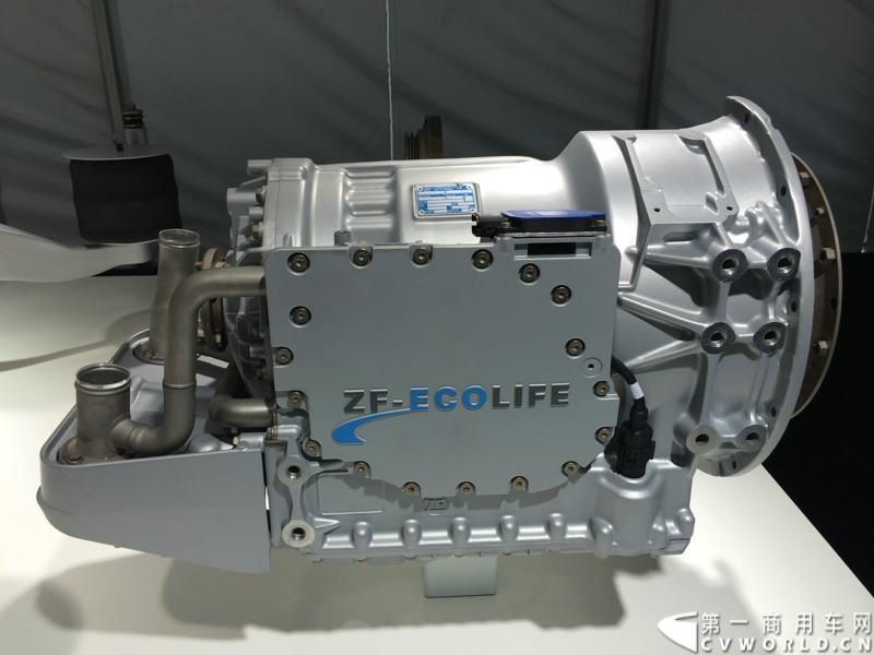 随着汉诺威商用车展的临近，采埃孚公司（ZF）近日在德国亚琛市举行了一场别开生面的新产品试乘试驾活动。在这次活动上，采埃孚向各国媒体展示了最新的商用车传动技术和产品，以及面向未来的前瞻性科技成果。这些成果与结晶，也将在9月份举行的汉诺威车展上展出。图为采埃孚EcoLife 液力自动变速箱。