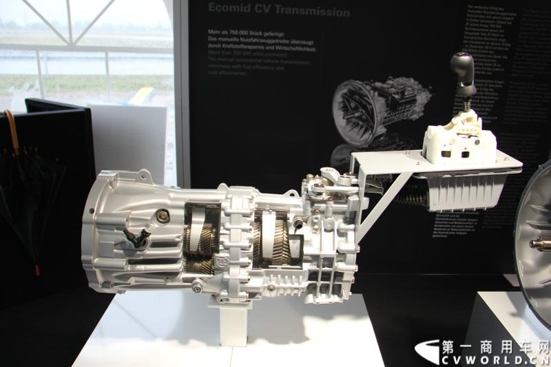 随着汉诺威商用车展的临近，采埃孚公司（ZF）近日在德国亚琛市举行了一场别开生面的新产品试乘试驾活动。在这次活动上，采埃孚向各国媒体展示了最新的商用车传动技术和产品，以及面向未来的前瞻性科技成果。这些成果与结晶，也将在9月份举行的汉诺威车展上展出。图为采埃孚Ecolite 手动变速箱。