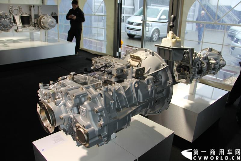 随着汉诺威商用车展的临近，采埃孚公司（ZF）近日在德国亚琛市举行了一场别开生面的新产品试乘试驾活动。在这次活动上，采埃孚向各国媒体展示了最新的商用车传动技术和产品，以及面向未来的前瞻性科技成果。这些成果与结晶，也将在9月份举行的汉诺威车展上展出。图为采埃孚Ecolite 手动变速箱。