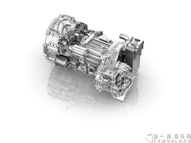 随着汉诺威商用车展的临近，采埃孚公司（ZF）近日在德国亚琛市举行了一场别开生面的新产品试乘试驾活动。在这次活动上，采埃孚向各国媒体展示了最新的商用车传动技术和产品，以及面向未来的前瞻性科技成果。这些成果与结晶，也将在9月份举行的汉诺威车展上展出。图为采埃孚EcoShift 新款6挡手动变速箱。