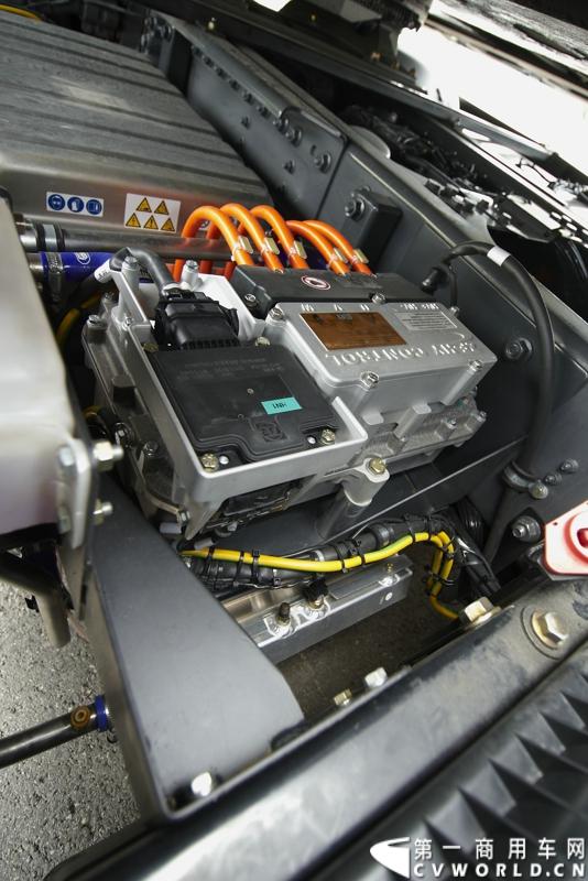 随着汉诺威商用车展的临近，采埃孚公司（ZF）近日在德国亚琛市举行了一场别开生面的新产品试乘试驾活动。在这次活动上，采埃孚向各国媒体展示了最新的商用车传动技术和产品，以及面向未来的前瞻性科技成果。这些成果与结晶，也将在9月份举行的汉诺威车展上展出。图为采埃孚TraXon-Hybrid 混合动力控制系统。