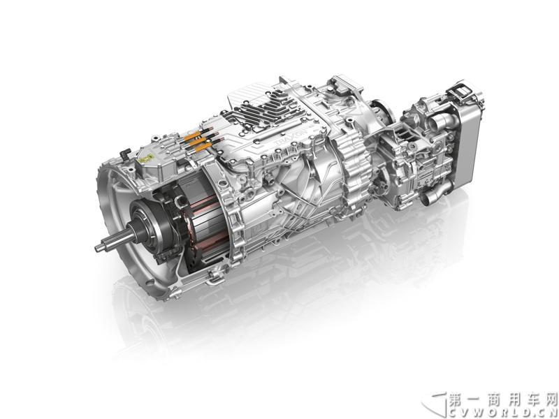 随着汉诺威商用车展的临近，采埃孚公司（ZF）近日在德国亚琛市举行了一场别开生面的新产品试乘试驾活动。在这次活动上，采埃孚向各国媒体展示了最新的商用车传动技术和产品，以及面向未来的前瞻性科技成果。这些成果与结晶，也将在9月份举行的汉诺威车展上展出。图为采埃孚TraXon-Hybrid 商用车混合动力系统。