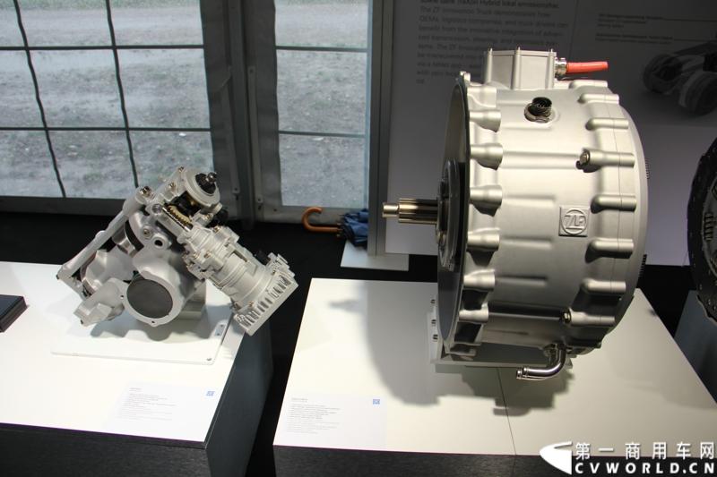 随着汉诺威商用车展的临近，采埃孚公司（ZF）近日在德国亚琛市举行了一场别开生面的新产品试乘试驾活动。在这次活动上，采埃孚向各国媒体展示了最新的商用车传动技术和产品，以及面向未来的前瞻性科技成果。这些成果与结晶，也将在9月份举行的汉诺威车展上展出。图为采埃孚TraXon-Hybrid 商用车混合动力系统。