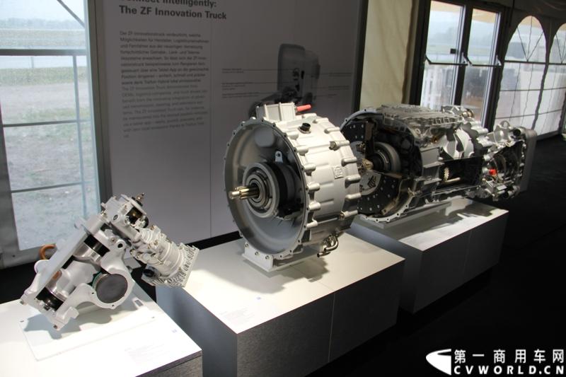 随着汉诺威商用车展的临近，采埃孚公司（ZF）近日在德国亚琛市举行了一场别开生面的新产品试乘试驾活动。在这次活动上，采埃孚向各国媒体展示了最新的商用车传动技术和产品，以及面向未来的前瞻性科技成果。这些成果与结晶，也将在9月份举行的汉诺威车展上展出。图为采埃孚TraXon-Hybrid 商用车混合动力系统。