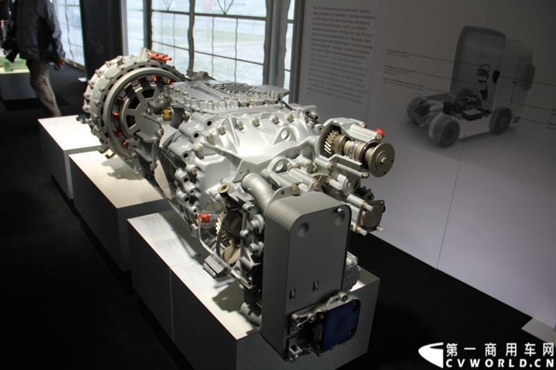 随着汉诺威商用车展的临近，采埃孚公司（ZF）近日在德国亚琛市举行了一场别开生面的新产品试乘试驾活动。在这次活动上，采埃孚向各国媒体展示了最新的商用车传动技术和产品，以及面向未来的前瞻性科技成果。这些成果与结晶，也将在9月份举行的汉诺威车展上展出。图为采埃孚TraXon-Hybrid 商用车混合动力系统。