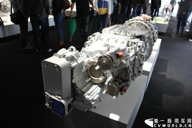 随着汉诺威商用车展的临近，采埃孚公司（ZF）近日在德国亚琛市举行了一场别开生面的新产品试乘试驾活动。在这次活动上，采埃孚向各国媒体展示了最新的商用车传动技术和产品，以及面向未来的前瞻性科技成果。这些成果与结晶，也将在9月份举行的汉诺威车展上展出。图为采埃孚TraXon-Hybrid 商用车混合动力系统。