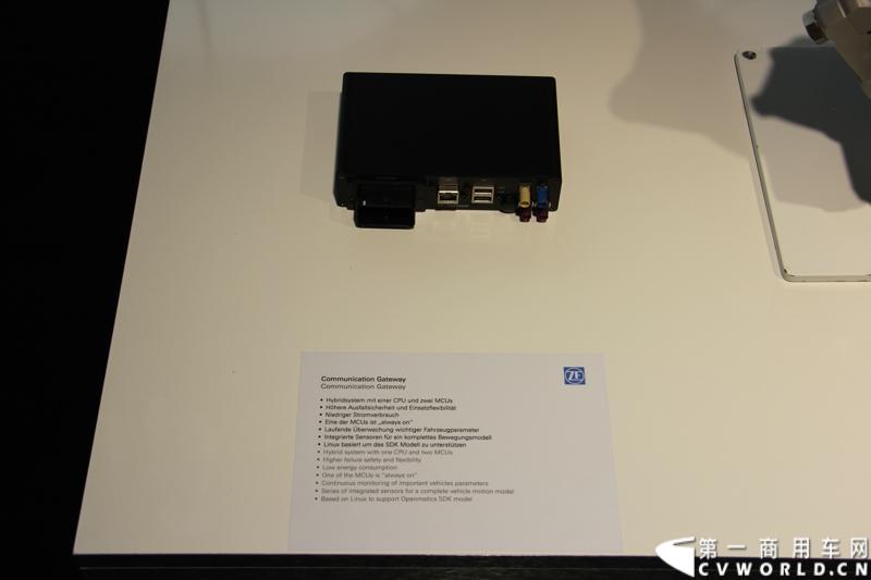 随着汉诺威商用车展的临近，采埃孚公司（ZF）近日在德国亚琛市举行了一场别开生面的新产品试乘试驾活动。在这次活动上，采埃孚向各国媒体展示了最新的商用车传动技术和产品，以及面向未来的前瞻性科技成果。这些成果与结晶，也将在9月份举行的汉诺威车展上展出。图为采埃孚TraXon-Hybrid 商用车混合动力系统电控单元。