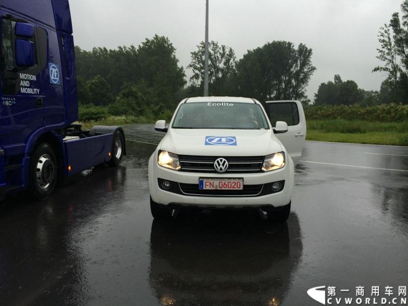 随着汉诺威商用车展的临近，采埃孚公司（ZF）近日在德国亚琛市举行了一场别开生面的新产品试乘试驾活动。在这次活动上，采埃孚向各国媒体展示了最新的商用车传动技术和产品，以及面向未来的前瞻性科技成果。这些成果与结晶，也将在9月份举行的汉诺威车展上展出。图为搭载ZF手动变速箱的大众皮卡。