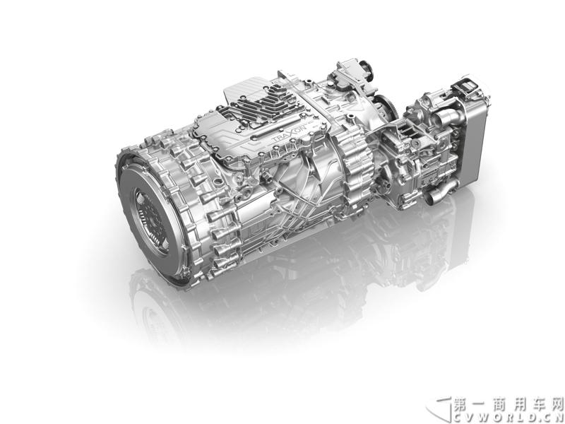 随着汉诺威商用车展的临近，采埃孚公司（ZF）近日在德国亚琛市举行了一场别开生面的新产品试乘试驾活动。在这次活动上，采埃孚向各国媒体展示了最新的商用车传动技术和产品，以及面向未来的前瞻性科技成果。这些成果与结晶，也将在9月份举行的汉诺威车展上展出。图为ZF TraXon 双离合AMT变速箱。