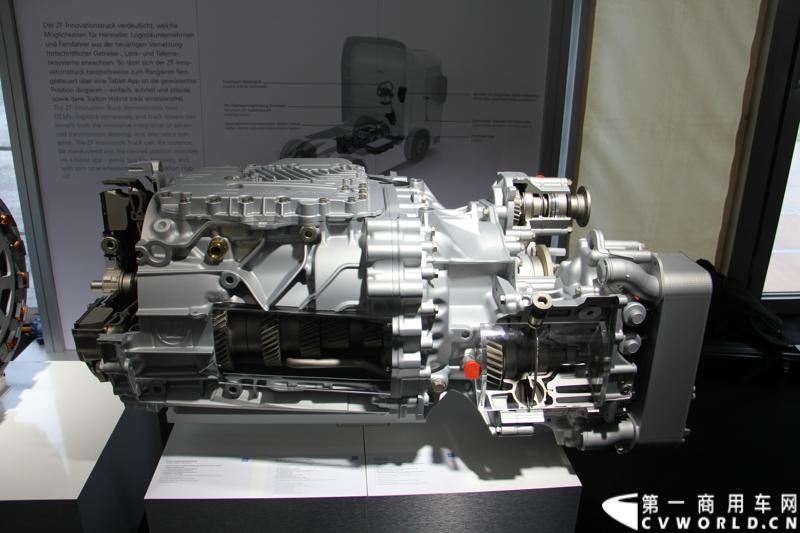 随着汉诺威商用车展的临近，采埃孚公司（ZF）近日在德国亚琛市举行了一场别开生面的新产品试乘试驾活动。在这次活动上，采埃孚向各国媒体展示了最新的商用车传动技术和产品，以及面向未来的前瞻性科技成果。这些成果与结晶，也将在9月份举行的汉诺威车展上展出。图为ZF TraXon 双离合AMT变速箱。