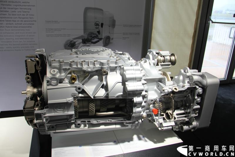 随着汉诺威商用车展的临近，采埃孚公司（ZF）近日在德国亚琛市举行了一场别开生面的新产品试乘试驾活动。在这次活动上，采埃孚向各国媒体展示了最新的商用车传动技术和产品，以及面向未来的前瞻性科技成果。这些成果与结晶，也将在9月份举行的汉诺威车展上展出。图为ZF TraXon 双离合AMT变速箱。