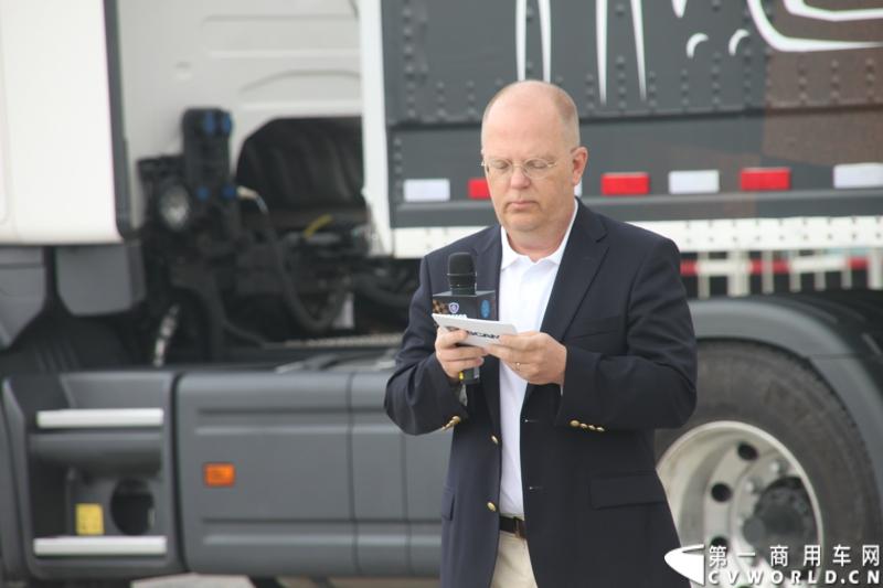 7月13日，“2014斯堪尼亚中国卡车驾驶员大赛”在冰城哈尔滨开战。现场突如其来的暴雨并没有影响参赛者们的热情与激情，紧张激烈的比赛氛围贯穿全场。最终，经过紧张的角逐，来自天津东粮欣瑞物流有限公司的刘健问鼎冠军。图为斯堪尼亚中国战略中心执行董事何墨池致辞。