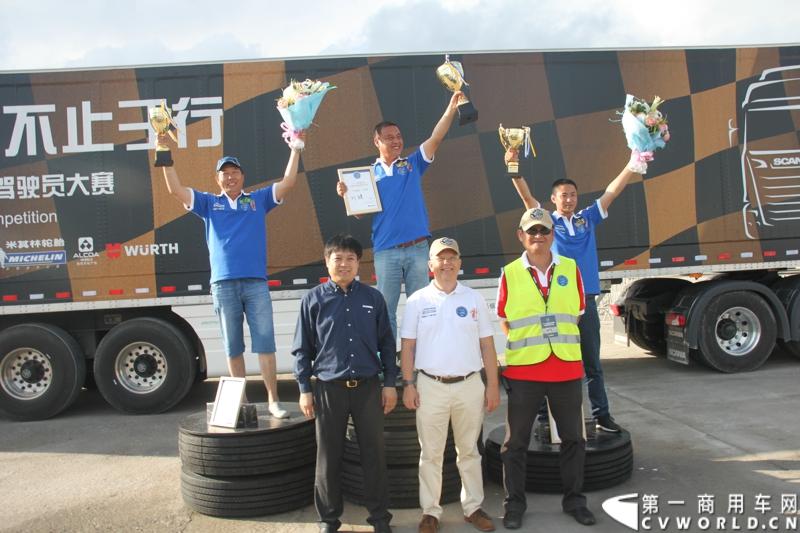 7月13日，“2014斯堪尼亚中国卡车驾驶员大赛”在冰城哈尔滨开战。现场突如其来的暴雨并没有影响参赛者们的热情与激情，紧张激烈的比赛氛围贯穿全场。最终，经过紧张的角逐，来自天津东粮欣瑞物流有限公司的刘健问鼎冠军。图为本站比赛前三名。