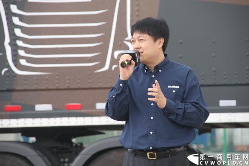7月13日，“2014斯堪尼亚中国卡车驾驶员大赛”在冰城哈尔滨开战。现场突如其来的暴雨并没有影响参赛者们的热情与激情，紧张激烈的比赛氛围贯穿全场。最终，经过紧张的角逐，来自天津东粮欣瑞物流有限公司的刘健问鼎冠军。图为到场的斯堪尼亚北京经销商致辞。