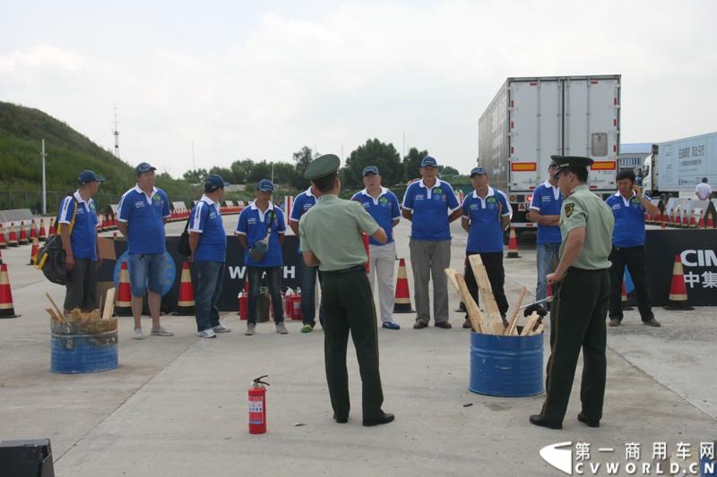 7月13日，“2014斯堪尼亚中国卡车驾驶员大赛”在冰城哈尔滨开战。现场突如其来的暴雨并没有影响参赛者们的热情与激情，紧张激烈的比赛氛围贯穿全场。最终，经过紧张的角逐，来自天津东粮欣瑞物流有限公司的刘健问鼎冠军。图为消防演习。