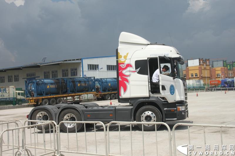 7月13日，“2014斯堪尼亚中国卡车驾驶员大赛”在冰城哈尔滨开战。现场突如其来的暴雨并没有影响参赛者们的热情与激情，紧张激烈的比赛氛围贯穿全场。最终，经过紧张的角逐，来自天津东粮欣瑞物流有限公司的刘健问鼎冠军。图为现场试驾车辆。