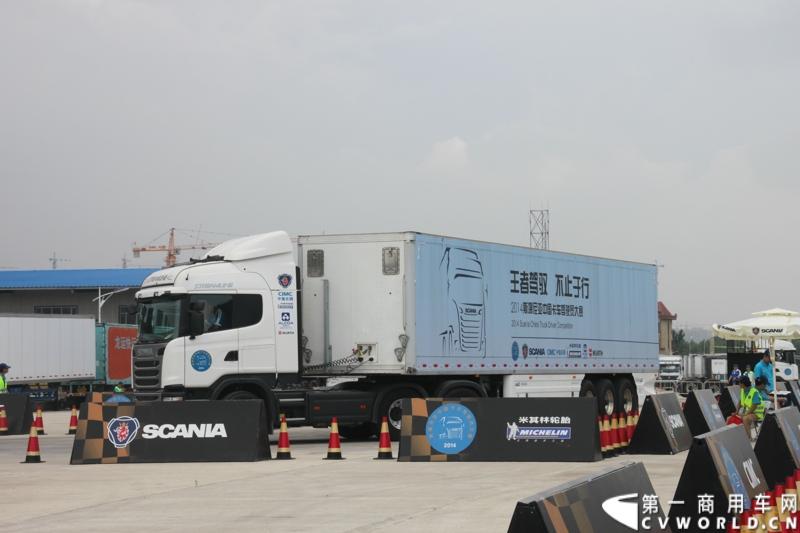 7月13日，“2014斯堪尼亚中国卡车驾驶员大赛”在冰城哈尔滨开战。现场突如其来的暴雨并没有影响参赛者们的热情与激情，紧张激烈的比赛氛围贯穿全场。最终，经过紧张的角逐，来自天津东粮欣瑞物流有限公司的刘健问鼎冠军。图为比赛进行中。