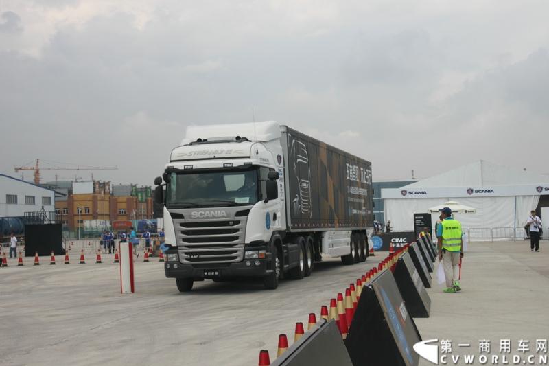 7月13日，“2014斯堪尼亚中国卡车驾驶员大赛”在冰城哈尔滨开战。现场突如其来的暴雨并没有影响参赛者们的热情与激情，紧张激烈的比赛氛围贯穿全场。最终，经过紧张的角逐，来自天津东粮欣瑞物流有限公司的刘健问鼎冠军。图为比赛进行中。