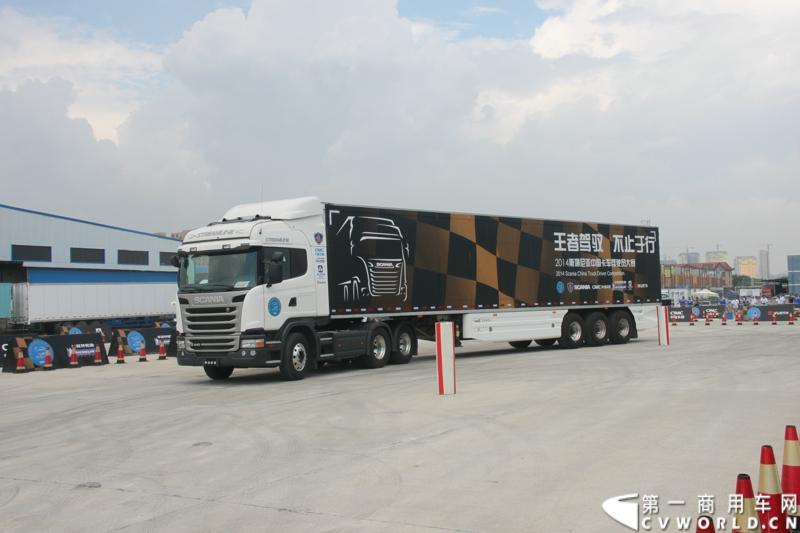 7月13日，“2014斯堪尼亚中国卡车驾驶员大赛”在冰城哈尔滨开战。现场突如其来的暴雨并没有影响参赛者们的热情与激情，紧张激烈的比赛氛围贯穿全场。最终，经过紧张的角逐，来自天津东粮欣瑞物流有限公司的刘健问鼎冠军。图为比赛进行中。