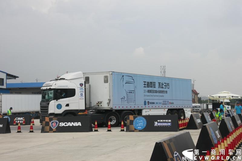 7月13日，“2014斯堪尼亚中国卡车驾驶员大赛”在冰城哈尔滨开战。现场突如其来的暴雨并没有影响参赛者们的热情与激情，紧张激烈的比赛氛围贯穿全场。最终，经过紧张的角逐，来自天津东粮欣瑞物流有限公司的刘健问鼎冠军。图为比赛进行中。