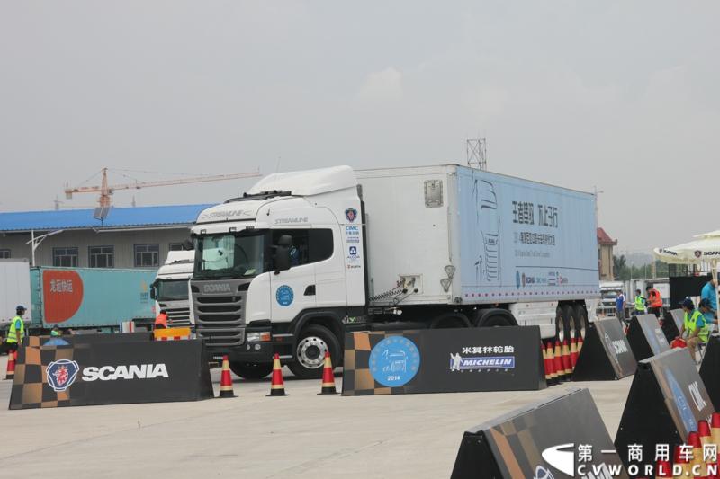 7月13日，“2014斯堪尼亚中国卡车驾驶员大赛”在冰城哈尔滨开战。现场突如其来的暴雨并没有影响参赛者们的热情与激情，紧张激烈的比赛氛围贯穿全场。最终，经过紧张的角逐，来自天津东粮欣瑞物流有限公司的刘健问鼎冠军。图为比赛进行中。