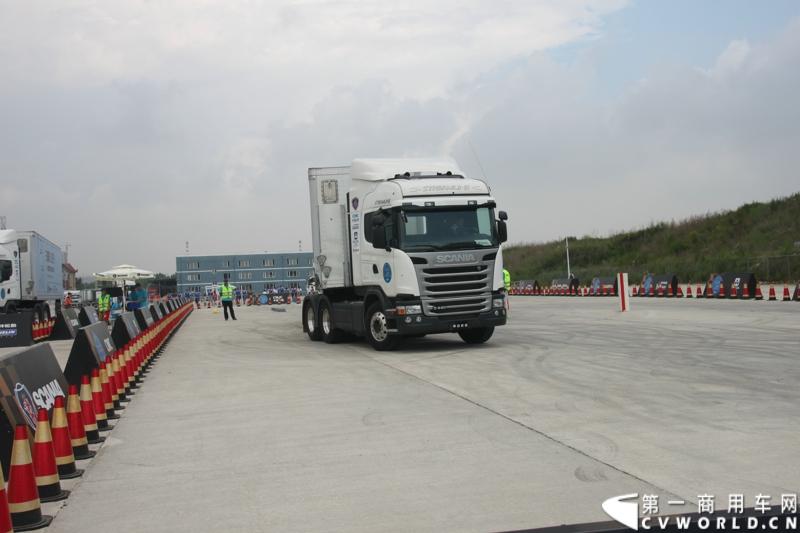 7月13日，“2014斯堪尼亚中国卡车驾驶员大赛”在冰城哈尔滨开战。现场突如其来的暴雨并没有影响参赛者们的热情与激情，紧张激烈的比赛氛围贯穿全场。最终，经过紧张的角逐，来自天津东粮欣瑞物流有限公司的刘健问鼎冠军。图为比赛进行中。