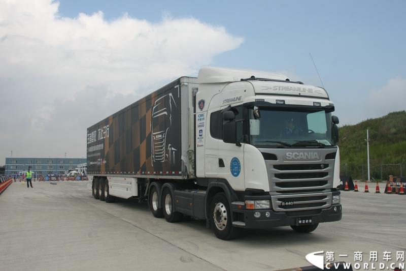 7月13日，“2014斯堪尼亚中国卡车驾驶员大赛”在冰城哈尔滨开战。现场突如其来的暴雨并没有影响参赛者们的热情与激情，紧张激烈的比赛氛围贯穿全场。最终，经过紧张的角逐，来自天津东粮欣瑞物流有限公司的刘健问鼎冠军。图为比赛进行中。