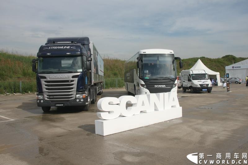 7月13日，“2014斯堪尼亚中国卡车驾驶员大赛”在冰城哈尔滨开战。现场突如其来的暴雨并没有影响参赛者们的热情与激情，紧张激烈的比赛氛围贯穿全场。最终，经过紧张的角逐，来自天津东粮欣瑞物流有限公司的刘健问鼎冠军。图为比赛进行中。