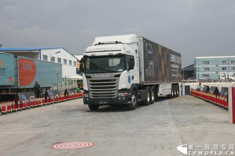 7月13日，“2014斯堪尼亚中国卡车驾驶员大赛”在冰城哈尔滨开战。现场突如其来的暴雨并没有影响参赛者们的热情与激情，紧张激烈的比赛氛围贯穿全场。最终，经过紧张的角逐，来自天津东粮欣瑞物流有限公司的刘健问鼎冠军。图为比赛进行中。