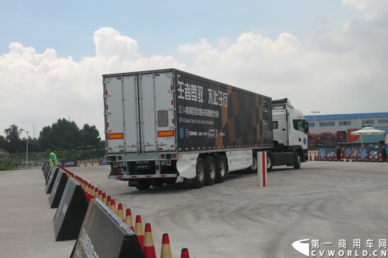 7月13日，“2014斯堪尼亚中国卡车驾驶员大赛”在冰城哈尔滨开战。现场突如其来的暴雨并没有影响参赛者们的热情与激情，紧张激烈的比赛氛围贯穿全场。最终，经过紧张的角逐，来自天津东粮欣瑞物流有限公司的刘健问鼎冠军。图为比赛进行中。
