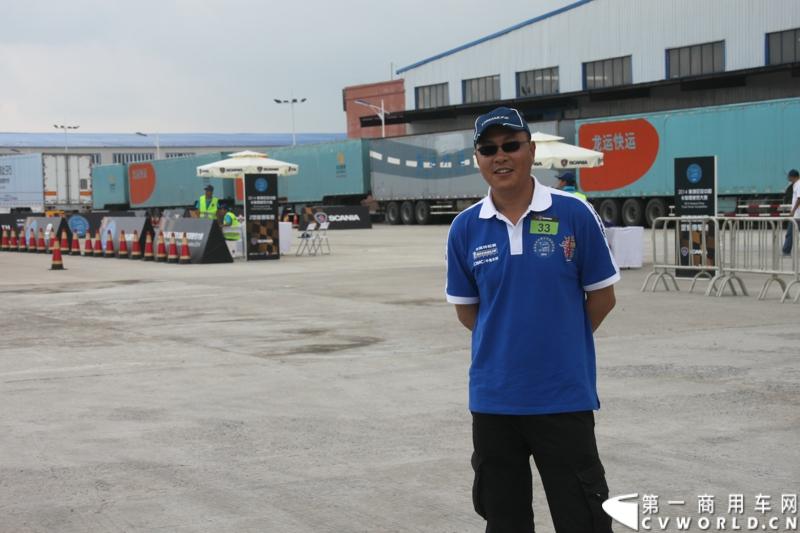 7月13日，“2014斯堪尼亚中国卡车驾驶员大赛”在冰城哈尔滨开战。现场突如其来的暴雨并没有影响参赛者们的热情与激情，紧张激烈的比赛氛围贯穿全场。最终，经过紧张的角逐，来自天津东粮欣瑞物流有限公司的刘健问鼎冠军。图为比赛选手在现场。