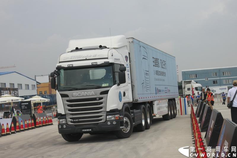 7月13日，“2014斯堪尼亚中国卡车驾驶员大赛”在冰城哈尔滨开战。现场突如其来的暴雨并没有影响参赛者们的热情与激情，紧张激烈的比赛氛围贯穿全场。最终，经过紧张的角逐，来自天津东粮欣瑞物流有限公司的刘健问鼎冠军。图为Z型倒车比试。