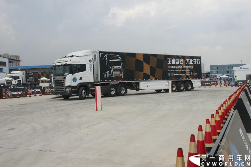 7月13日，“2014斯堪尼亚中国卡车驾驶员大赛”在冰城哈尔滨开战。现场突如其来的暴雨并没有影响参赛者们的热情与激情，紧张激烈的比赛氛围贯穿全场。最终，经过紧张的角逐，来自天津东粮欣瑞物流有限公司的刘健问鼎冠军。图为单边桥赛场。