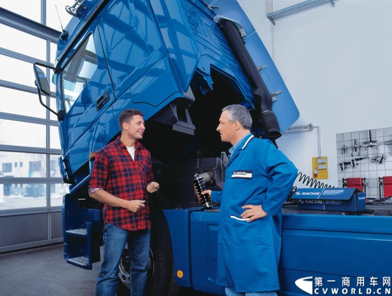 随着汉诺威商用车展的临近，采埃孚公司（ZF）近日在德国亚琛市举行了一场别开生面的新产品试乘试驾活动。在这次活动上，采埃孚向各国媒体展示了最新的商用车传动技术和产品，以及面向未来的前瞻性科技成果。这些成果与结晶，也将在9月份举行的汉诺威车展上展出。图为ZF售后服务体系。