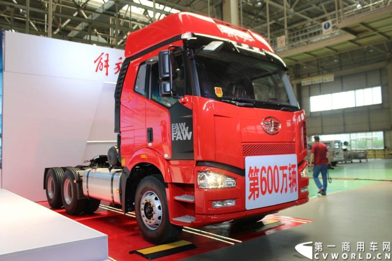 2014年7月15日，一汽解放迎来61年华诞。以“传承 传奇 传递梦想”为主题的一汽解放第600万辆卡车下线庆典暨解放国Ⅳ第5万辆交车仪式，在一汽解放长春基地世界级总装线举行。图为解放第600万辆重卡驶下总装线。