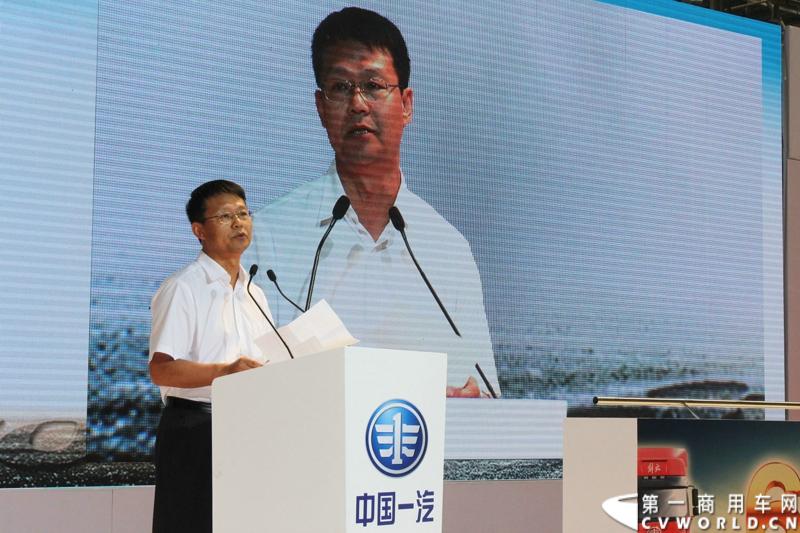 2014年7月15日，一汽解放迎来61年华诞。以“传承 传奇 传递梦想”为主题的一汽解放第600万辆卡车下线庆典暨解放国Ⅳ第5万辆交车仪式，在一汽解放长春基地世界级总装线举行。图为中国第一汽车集团公司副总经理秦焕明致辞。