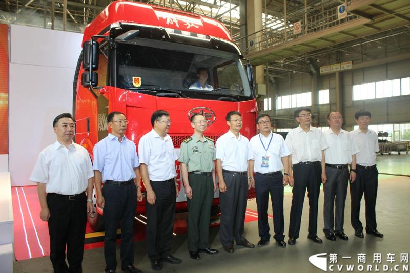 2014年7月15日，一汽解放迎来61年华诞。以“传承 传奇 传递梦想”为主题的一汽解放第600万辆卡车下线庆典暨解放国Ⅳ第5万辆交车仪式，在一汽解放长春基地世界级总装线举行。图为与会宾客与第600万辆解放重卡合影留念。