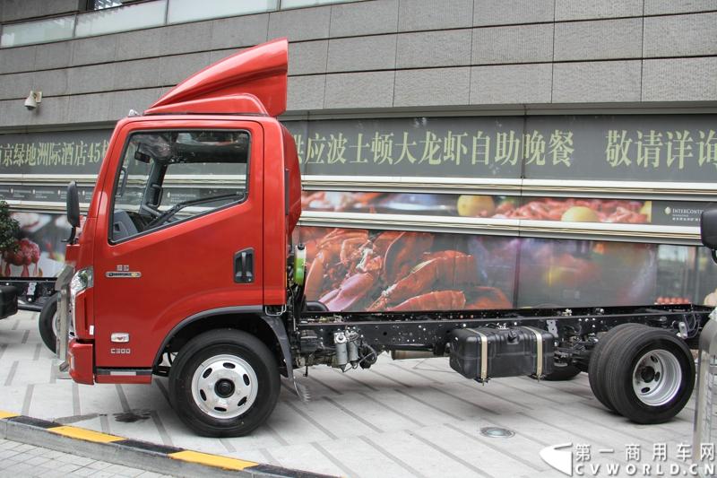 7月17日，南京依维柯在南京正式发布搭载全新动力链——上柴发动机的“超越”全新车型。如此一来，“超越”高端轻卡三条黄金动力链条现已形成，在丰富自身的同时，也为客户带去更多选择。图为搭载上柴SC28R125Q4的超越C300-33轻卡。