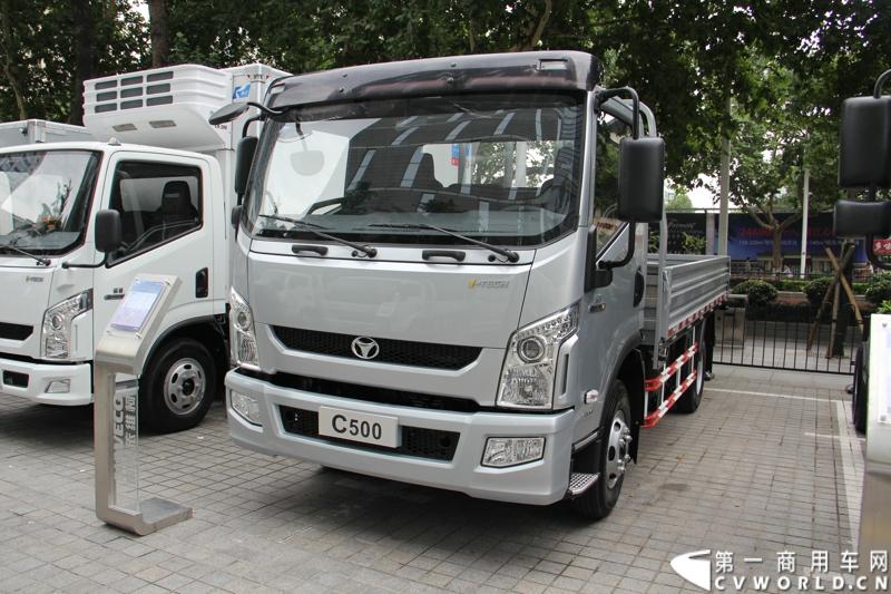 7月17日，南京依维柯在南京正式发布搭载全新动力链——上柴发动机的“超越”全新车型。如此一来，“超越”高端轻卡三条黄金动力链条现已形成，在丰富自身的同时，也为客户带去更多选择。图为搭载上柴SC4H140Q4动力的超越C500-33宽体轻卡。