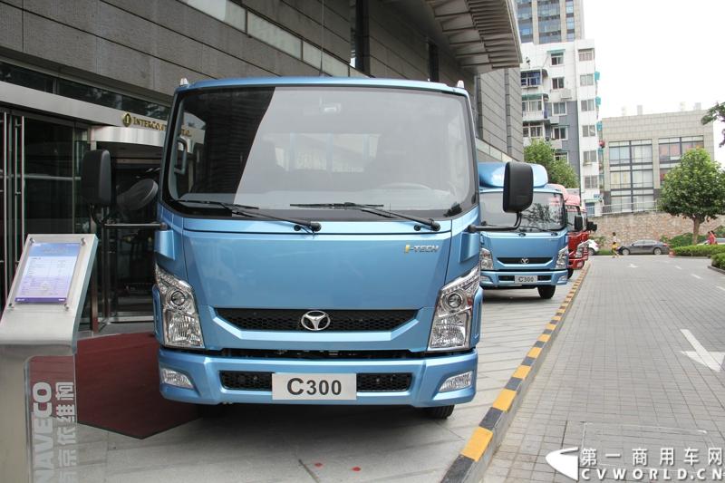 7月17日，南京依维柯在南京正式发布搭载全新动力链——上柴发动机的“超越”全新车型。如此一来，“超越”高端轻卡三条黄金动力链条现已形成，在丰富自身的同时，也为客户带去更多选择。图为搭载上柴SC28R125Q4动力的超越C300轻卡NJ1041ZFDCMZ。