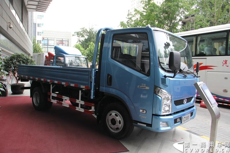 7月17日，南京依维柯在南京正式发布搭载全新动力链——上柴发动机的“超越”全新车型。如此一来，“超越”高端轻卡三条黄金动力链条现已形成，在丰富自身的同时，也为客户带去更多选择。图为搭载上柴SC28R125Q4动力的超越C300轻卡NJ1041ZFDCMZ。